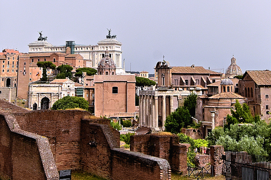 The ruins of the Roman Empire extend from the Colosseum to the Victor Emmanuel II Monument. Photo © Home At First.