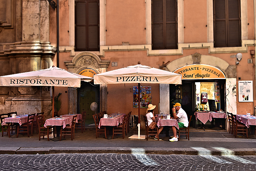 Some Roman café-restaurants even open for coffee and breakfast Sunday mornings. - 900x600 72dpi. Photo © Home At First.