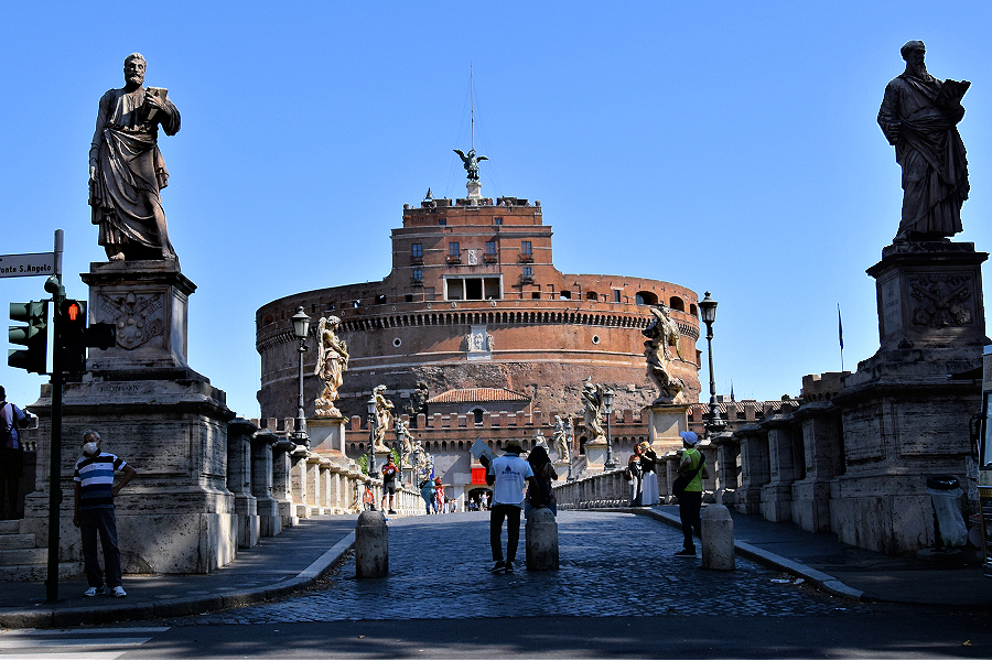Rome's Castelo Sant'Angelo is reached by an historic footbridge across the River Tiber. 900x600 72dpi - Photo © Home At First.