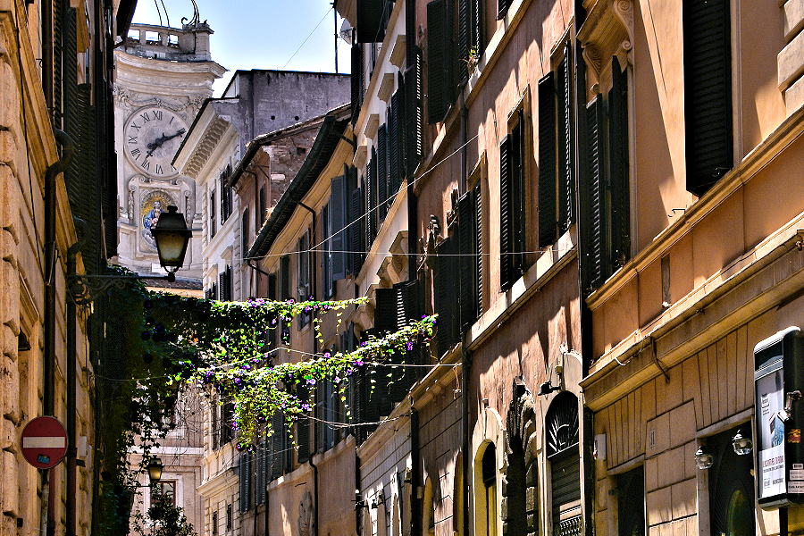 Alley in historic central Rome - 900x600 72dpi - Photo © Home At First.