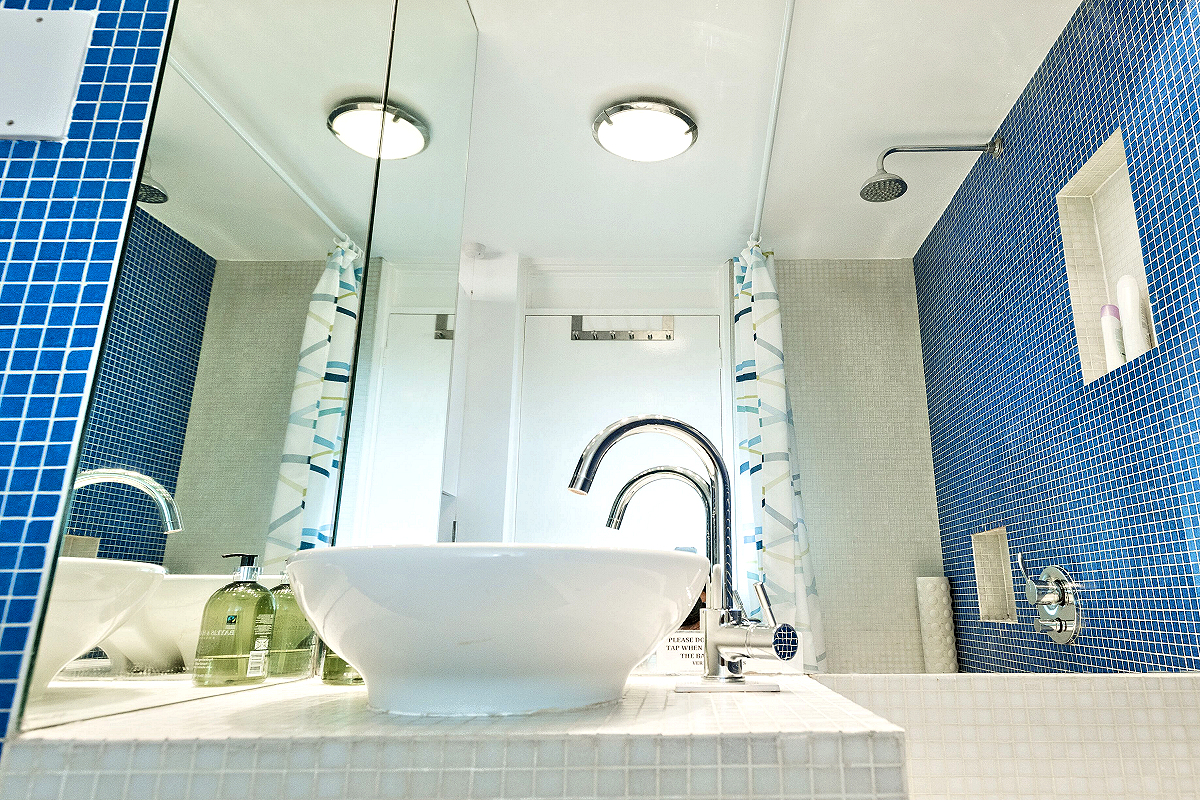 London: St Katharines — Lady Jane Grey Studio Flat - Bathroom with shower. Photo copyright DB/Home At First.