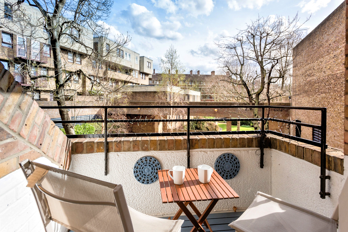 London: St Katharines — Lady Jane Grey Studio Flat - Furnished Balcony with view. Photo © DB/Home At First.