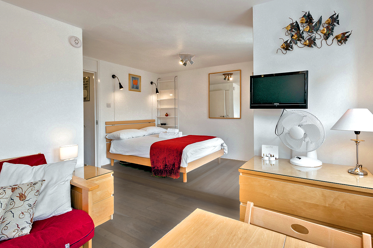 London: St Katharines — Lady Jane Grey Studio Flat - Open plan living-dining-bedroom. Photo © DB/Home At First.