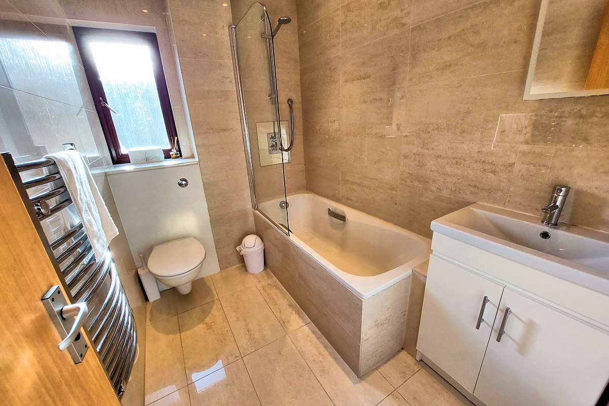 London: Tower Hamlets, Wapping — Docklands New Flat - Bathroom. Photo © Home At First.