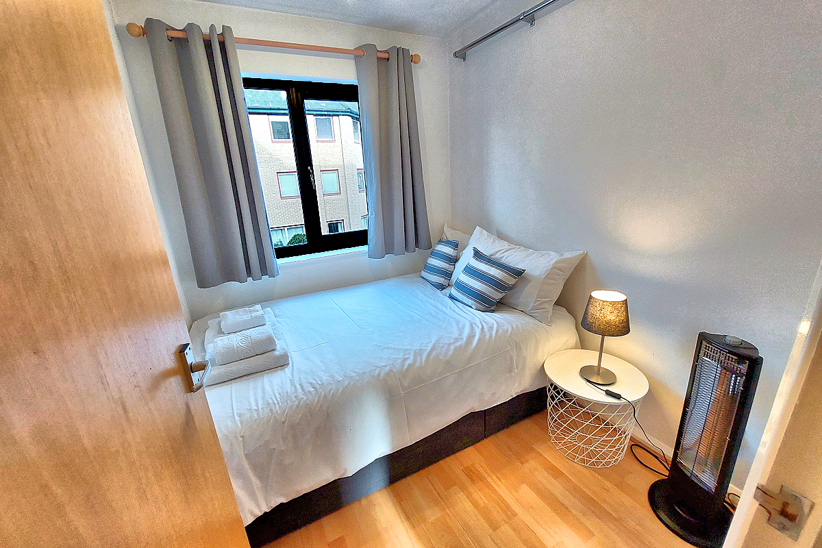 London: Tower Hamlets, Wapping — Docklands New Flat - Single Bedroom. Photo © Home At First.