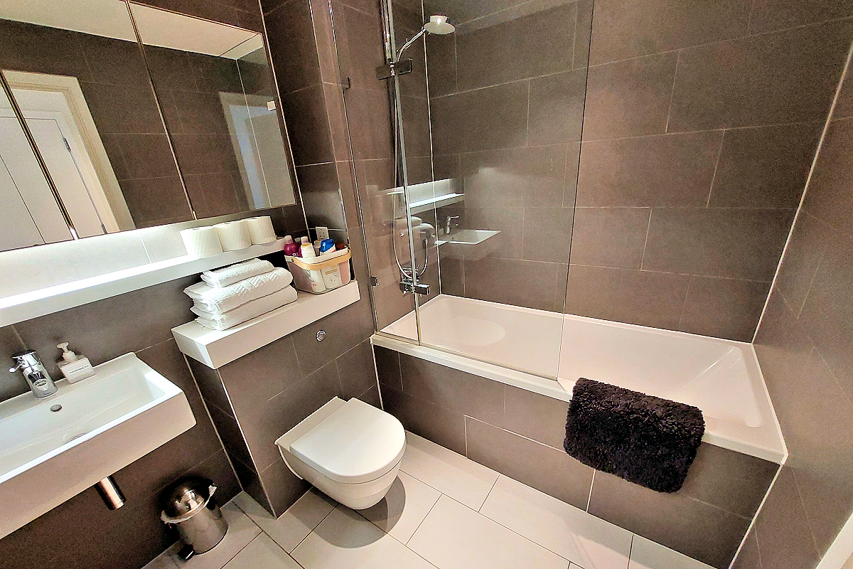 London: Tower Hamlets, Wapping — Tobacco Dock Apartment - Bathroom w. tub-shower. Photo © Home At First.