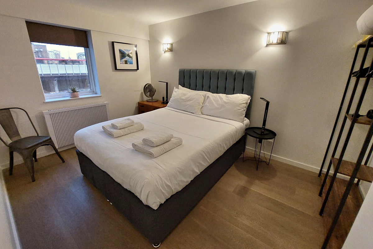 London: Tower Hamlets, Whitechapel — Jack the Ripper Apt. - Queen Bedroom. Photo © Home At First.