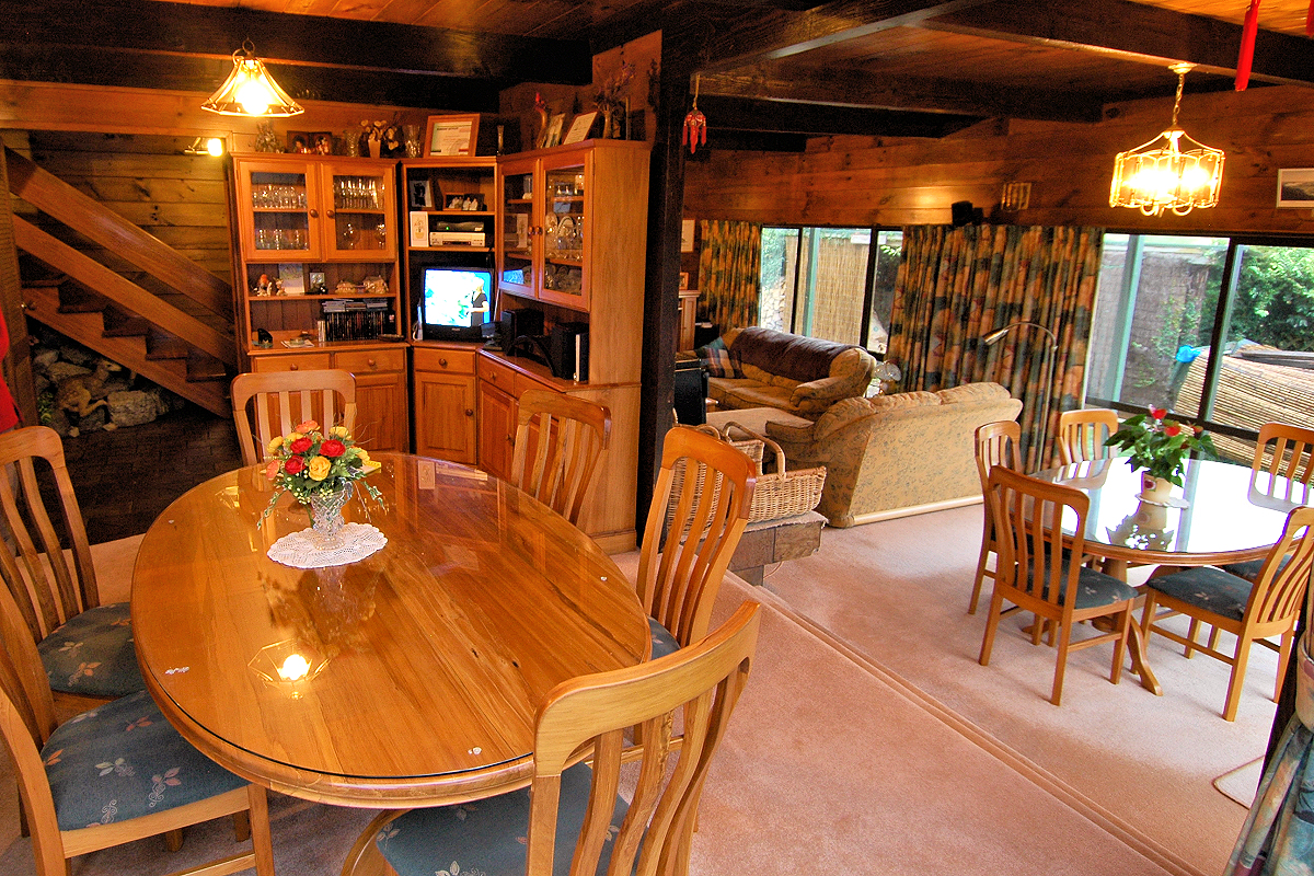 Lake Rotorua Lodge: breakfast dining rooms and lounge. Photo © Home At First.