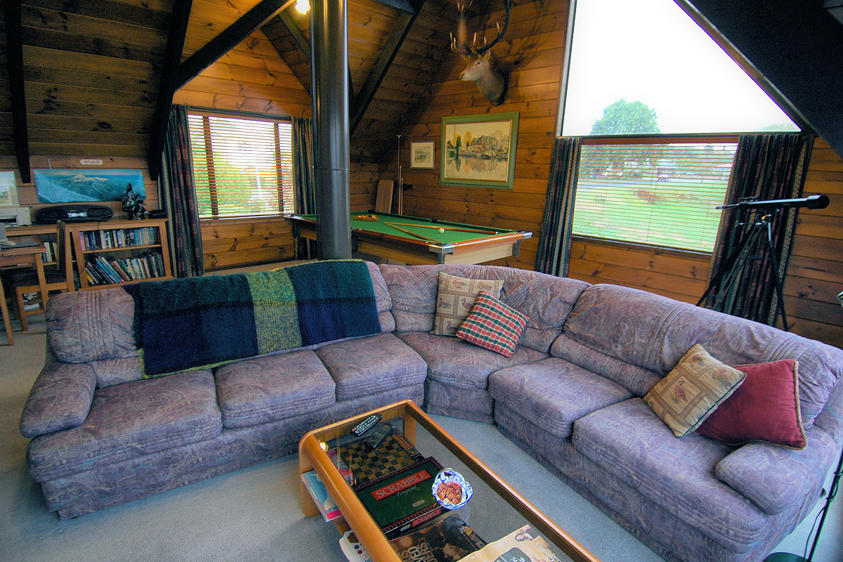 Lake Rotorua Lodge: guest lounge. Photo © Home At First.