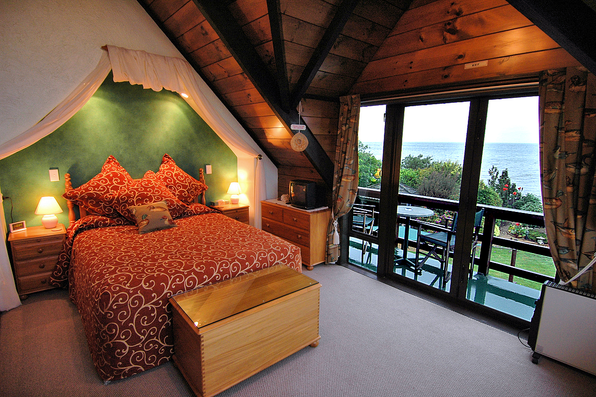 Lake Rotorua Lodge:- double bedroom with balcony. Photo © Home At First.