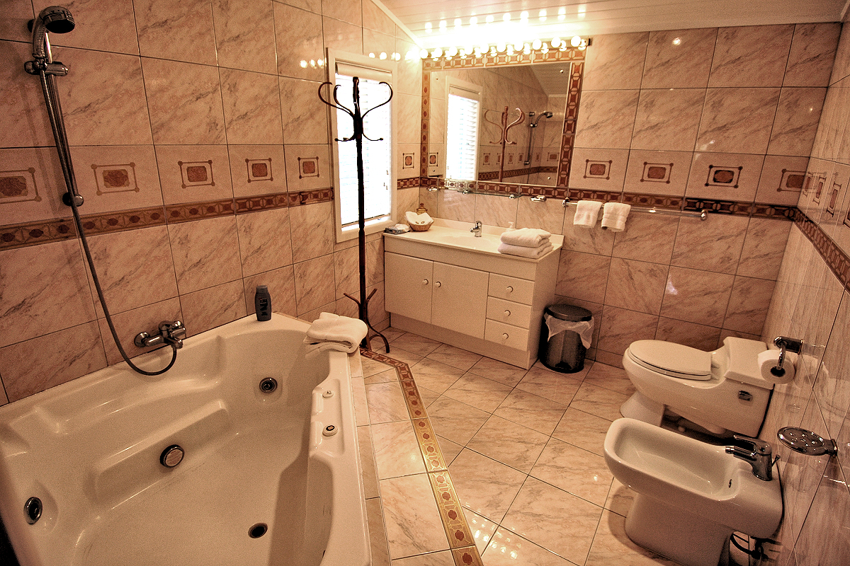 Rainbow Lodge: bathroom #1 with jacuzzi tub. Photo © Home At First.