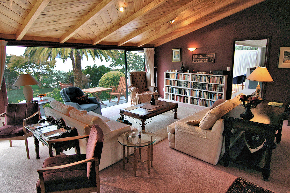 Rainbow Lodge: lounge & patio. Photo © Home At First.