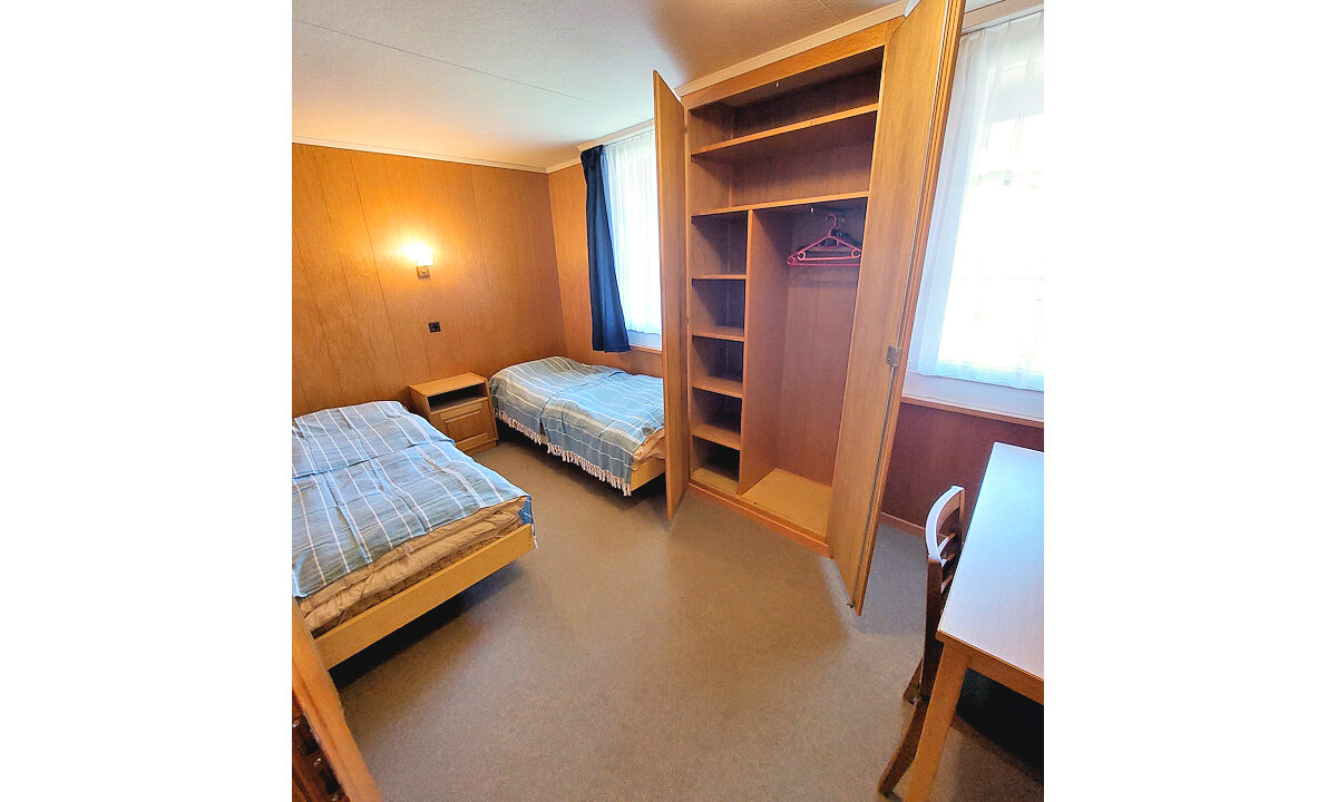 Chalet Silberhorn - Middle Apartment: 2nd twin bedroom with large wardrobe. Photo © Home At First.