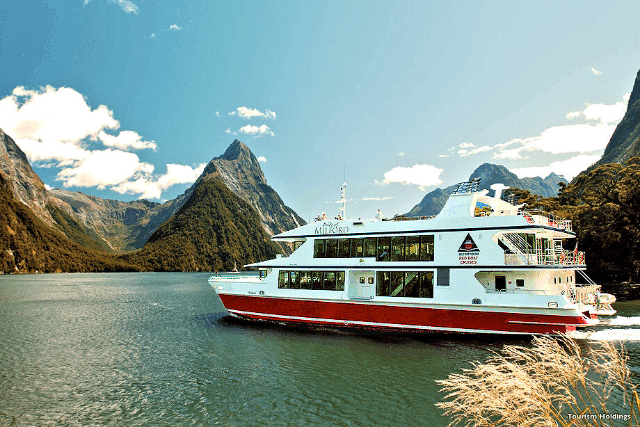 Fiordland - Milford Sound - explore by boat. Credit Tourism Holdings - NZ Tourism.