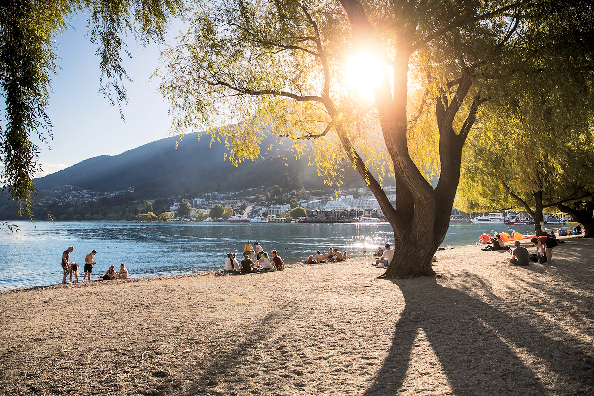 Queenstown - Lake Wakatipu beach. Photo QueenstownNZ.co.nz