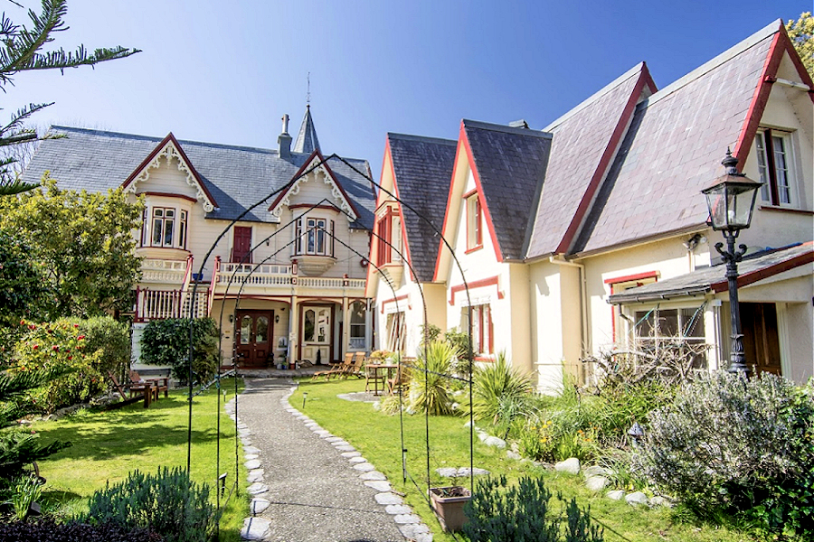 Nelson: Victorian Inn exterior. Photo courtesy the owners.