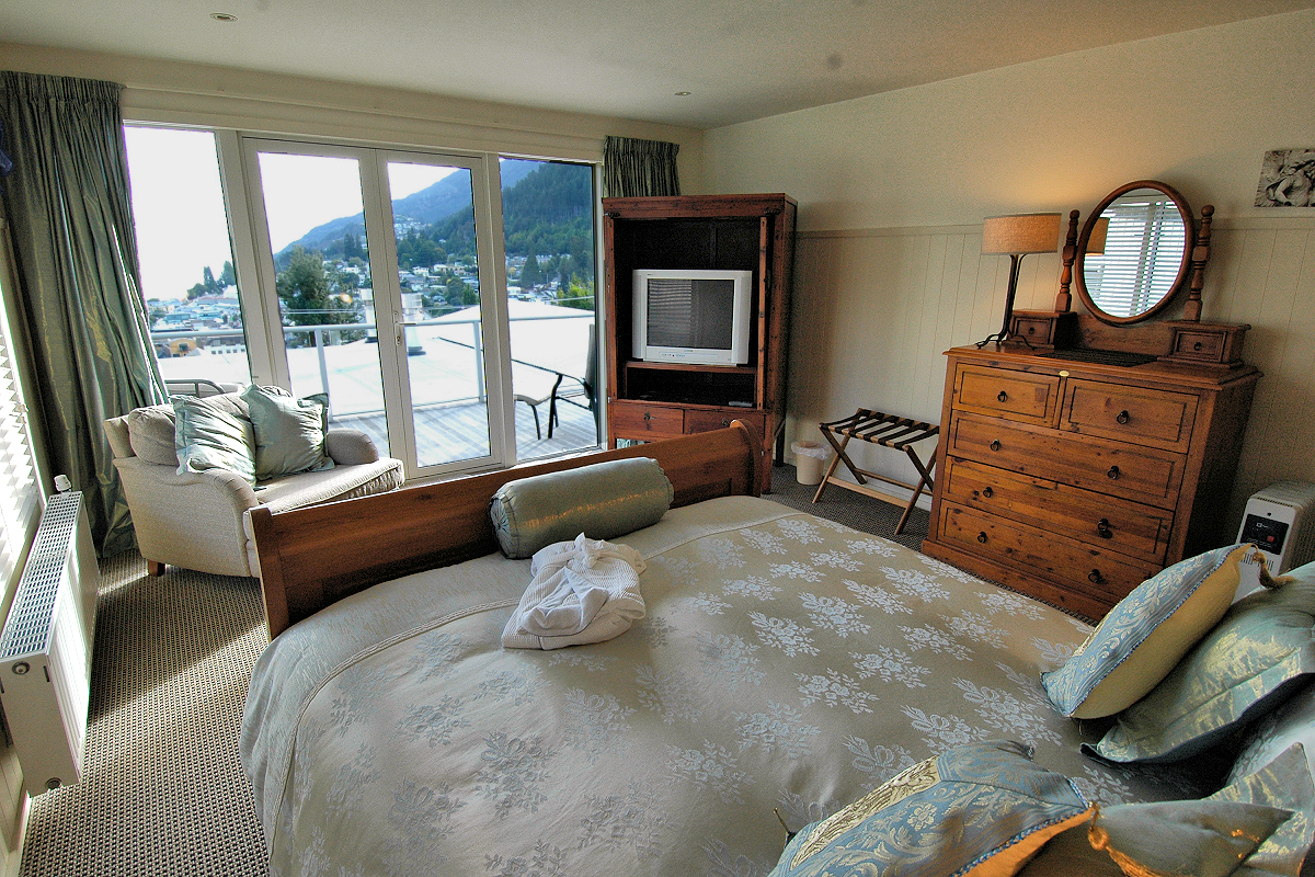 Queenstown Inn: Upper Apartment Double Bedroom 1. Photo © Home At First.