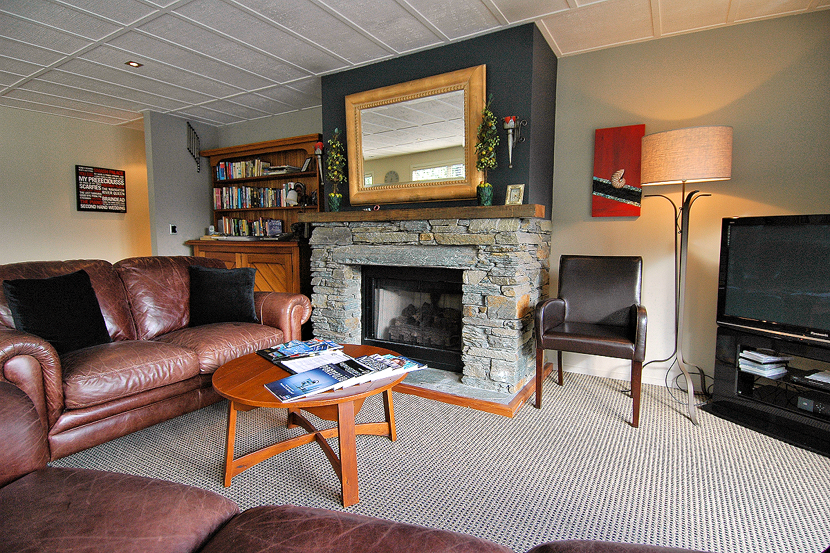 Queenstown Inn: Upper Apartment Livingroom. Photo © Home At First.