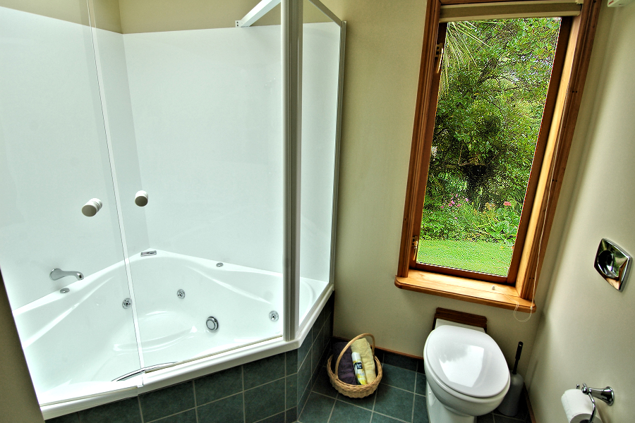 Westland Lodge: Jacuzzi shower-bath with garden view. Photo © Home At First.