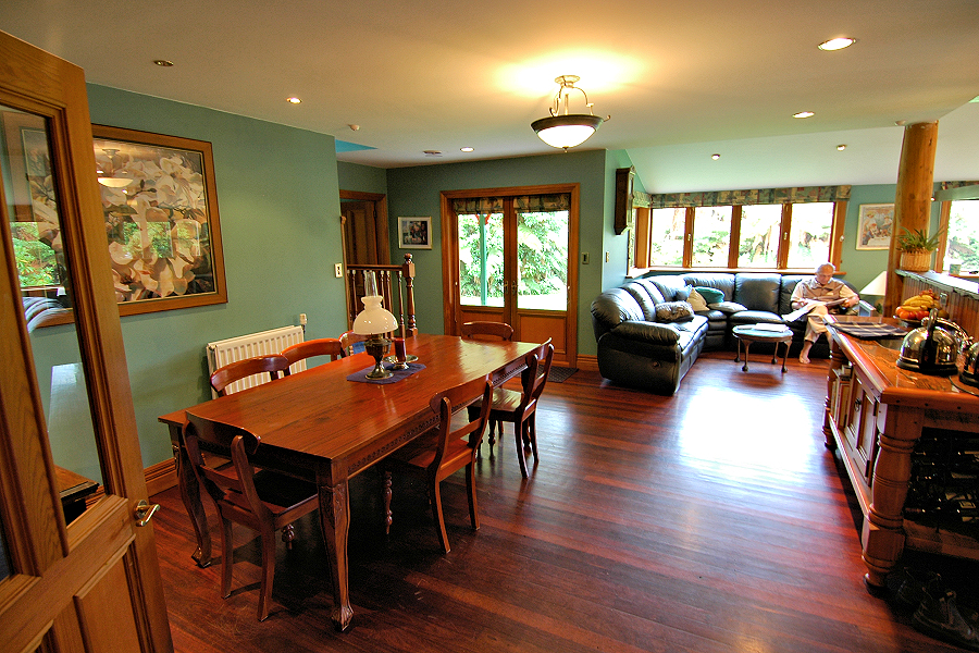 Westland Lodge: common guest dining room & lounge. Photo © Home At First.