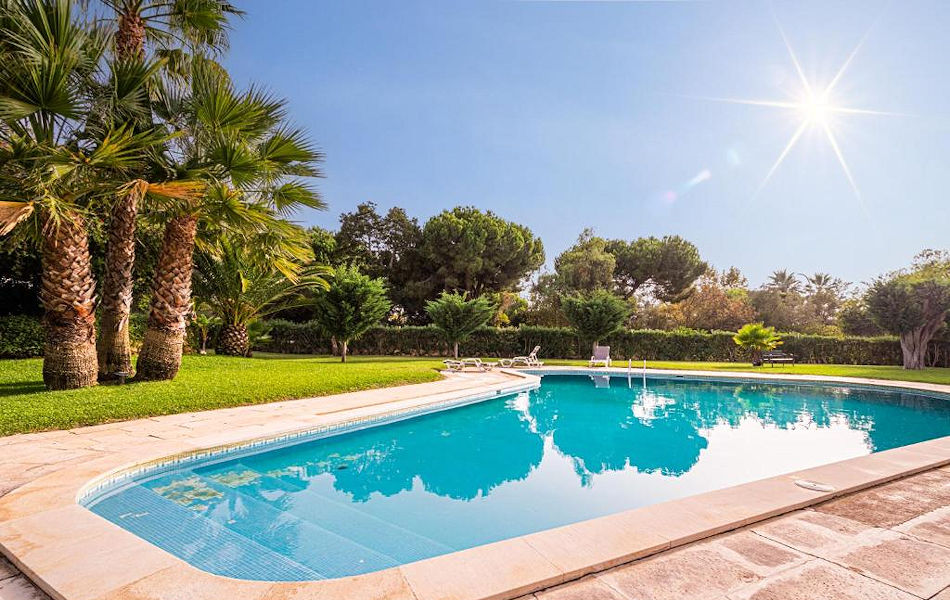 Vilamoura Golf Central Apartment - Surrounded by golf courses: community pool. Photo courtesy the agency.